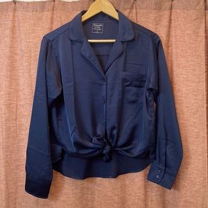 Abercrombie & Fitch Long Sleeve Knotted Buttondown Blouse Top